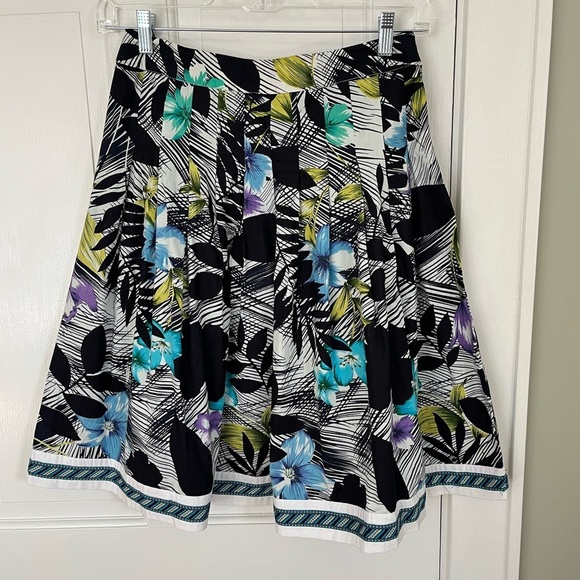 Lucky & Coco 100% Cotton Floral Swing Skirt Size Small Spring Summer Feminine - Picture 1 of 8